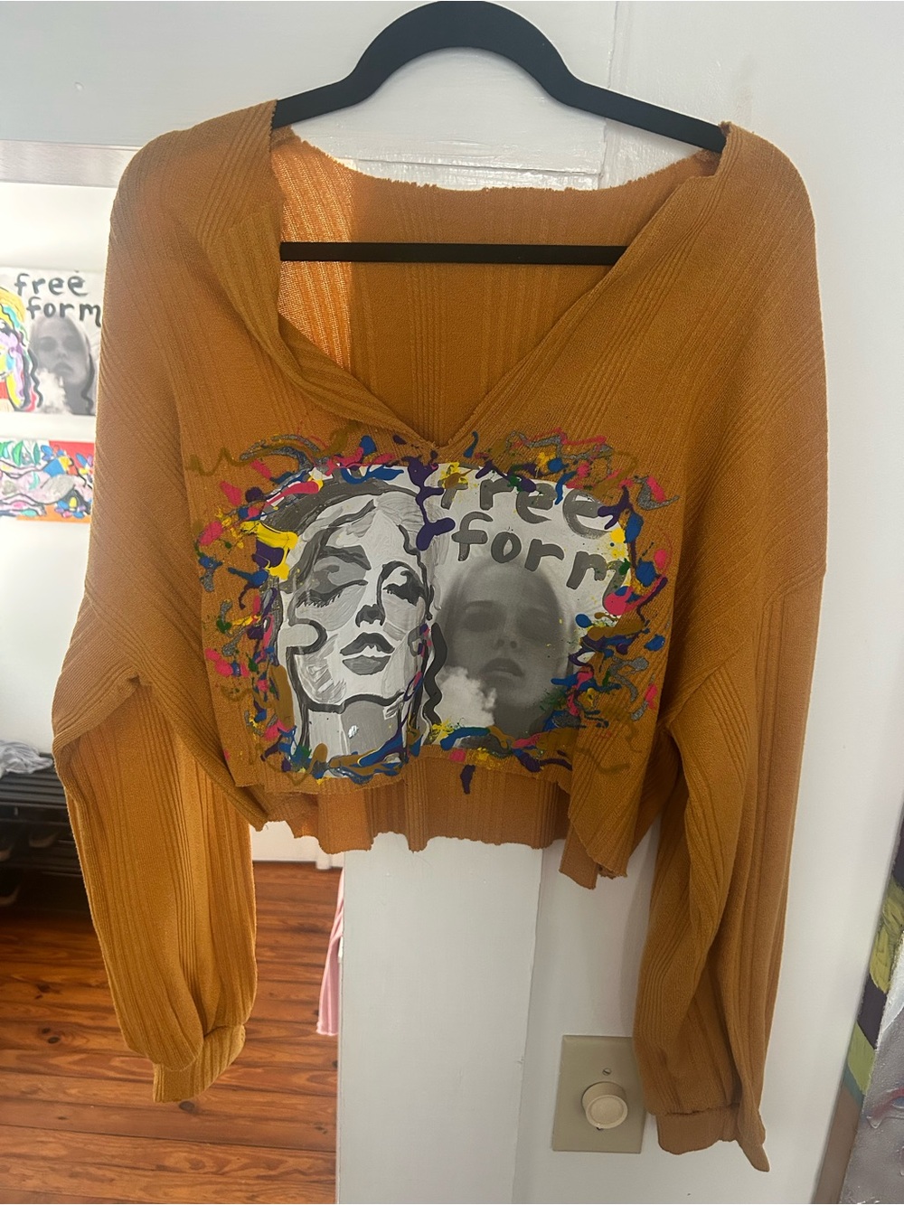 Cropped V‑Neck Graphic Sweater in Mustard